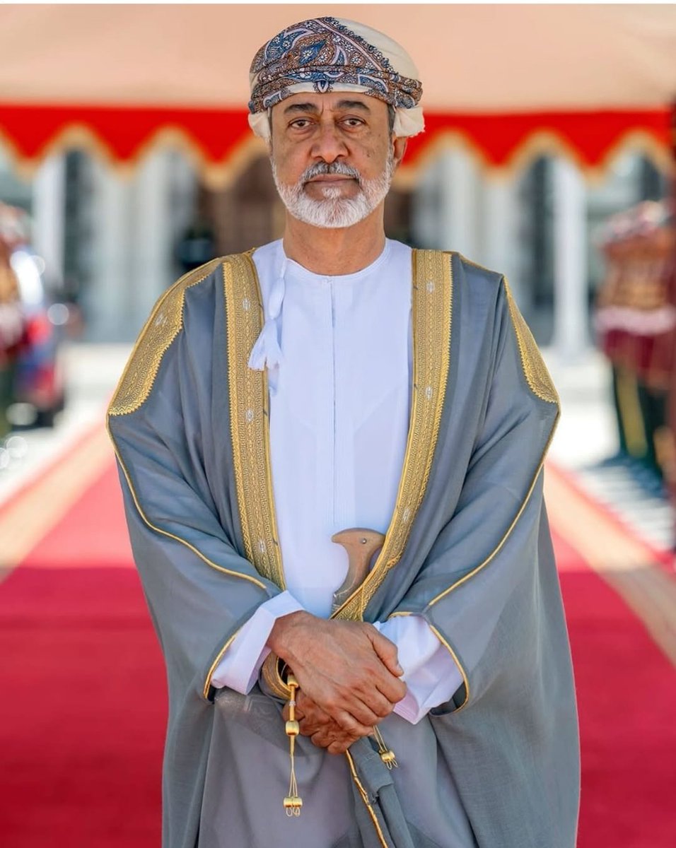 ما يميز جلالة السلطان هيثم بن طارق أنه قائد مهندس، فهو لا يدير الدولة فقط بل يعيد هندستها من الداخل ويركز على هيكل (المؤسسات، النظام، الاقتصاد) أكثر من المظهر لشكل الدولة، مما يجعل تأثير هذه القيادة أكثر عمقا حتى ولو كانت أقل إثارة إعلامية في الوقت الحالي كما هو حال الآخرين.