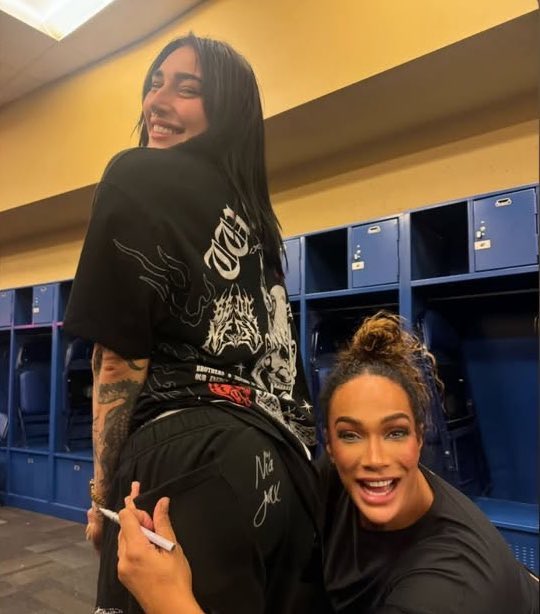 EllieKrote's tweet image. All the girlies love Rhea 🗣️‼️