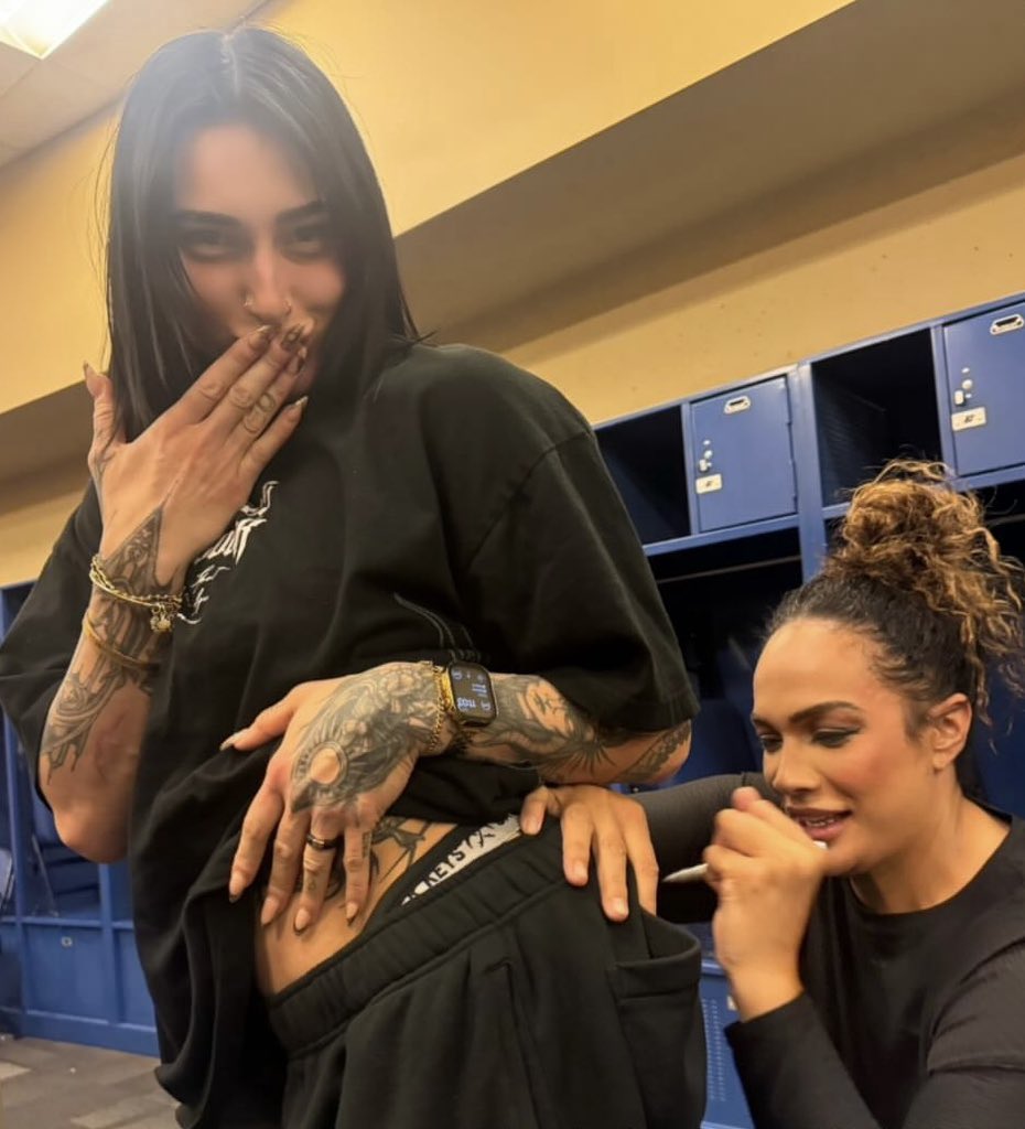 EllieKrote's tweet image. All the girlies love Rhea 🗣️‼️