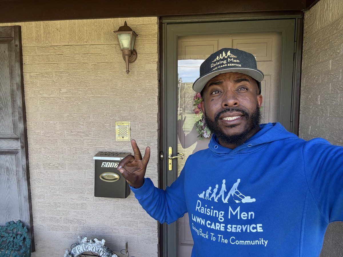 iamrodneysmith's tweet photo. This morning I had the pleasure of mowing Ms.Owens lawn . She was inside not feeling well. Please have her in your prayers. Making a difference, one Lawn at a time. https://t.co/DlmMN4OdJe