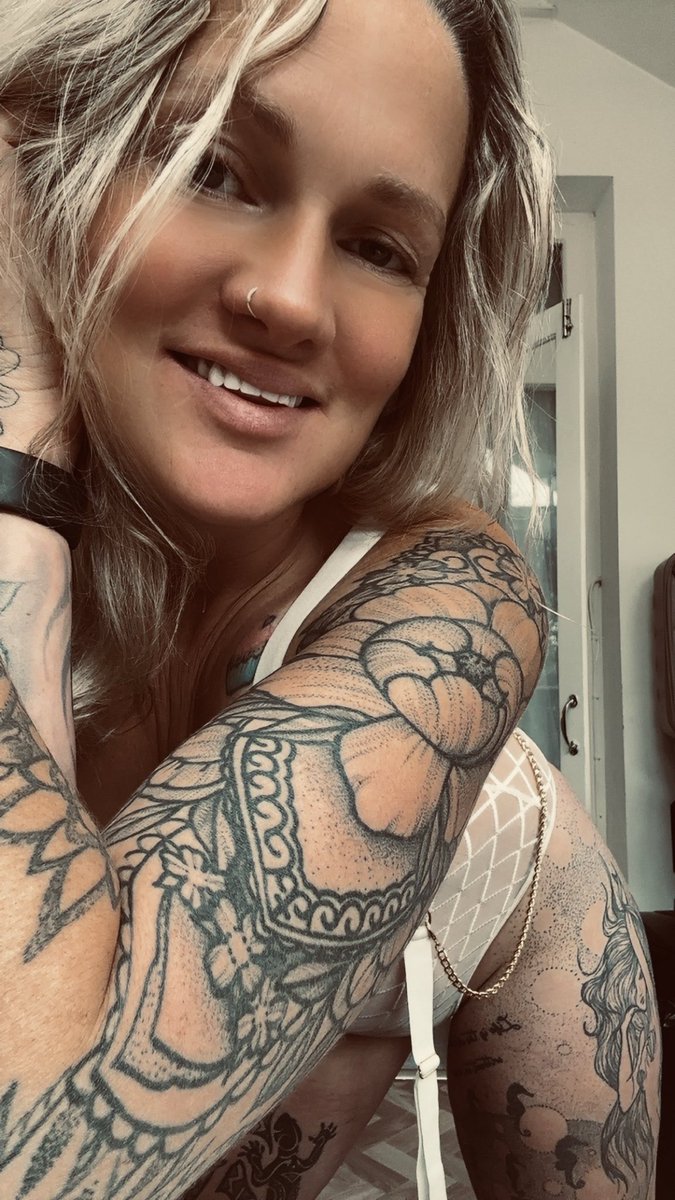 Ellie tweet media