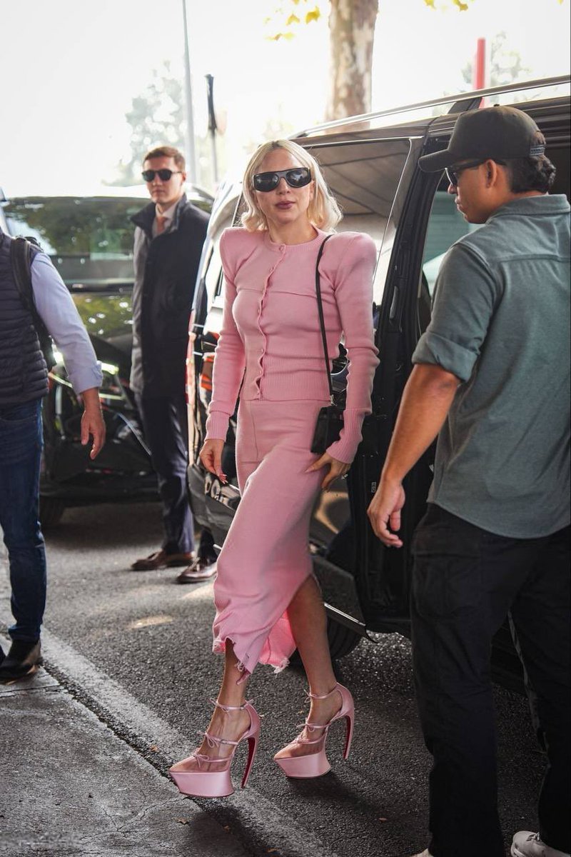 gagasourcelgs's tweet image. LINDA! Lady Gaga larga o preto e aparece deslumbrante nas gravações de “The Devil Wears Prada 2” hoje(11), em Milão. 💗