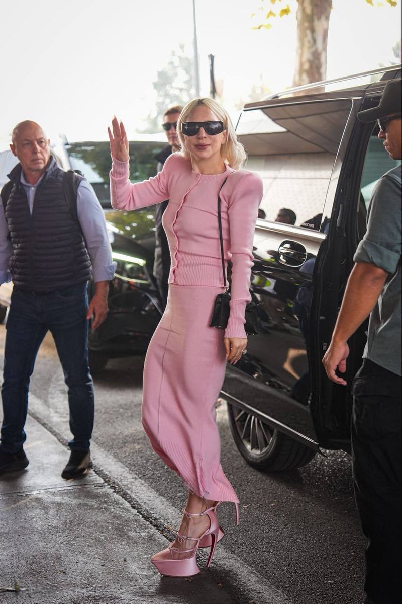 gagasourcelgs's tweet image. LINDA! Lady Gaga larga o preto e aparece deslumbrante nas gravações de “The Devil Wears Prada 2” hoje(11), em Milão. 💗