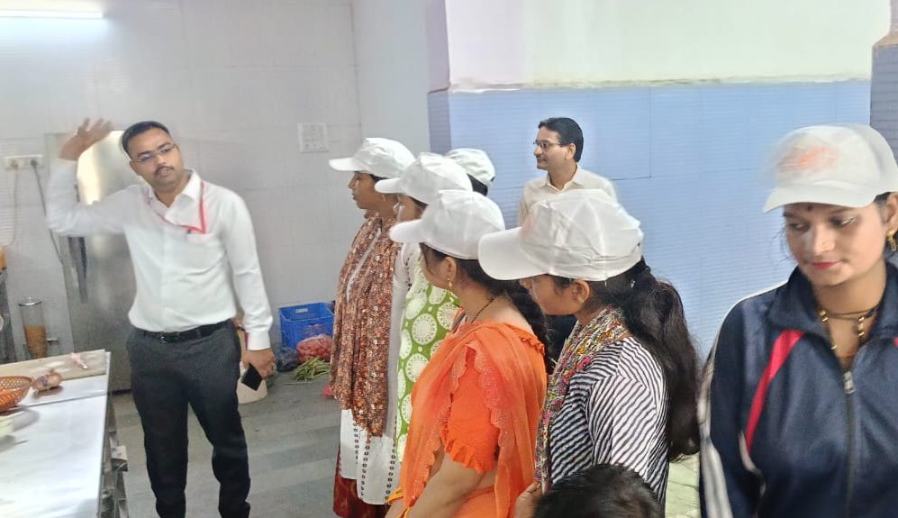 I4N_MP's tweet image. Nutrition awareness in action at @MPTourism’s Mandakini Resort, Chitrakoot, under the #I4N initiative!
MPT staff & Tourism Mitras discussed simple, healthy food choices to make every plate more nourishing. #PoshanMaah2025 #Impact4Nutrition #NutritionForAll