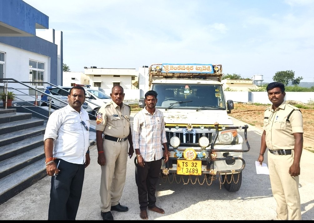 ధన్వాడ లో బొలెరో వాహనంలో అక్రమంగా పిడిఎస్ రైస్ తరలిస్తుంటే ధన్వాడ పోలీసులు దాడులు నిర్వహించి 15.60 క్వింటాళ్ల రేషన్ బియ్యం స్వాధీనం చేసుకుని, డ్రైవర్ నరేందర్ పై కేసు నమోదు చేయడం జరిగిందని ధన్వాడ ఇన్చార్జ్ ఎస్సై సురేష్ తెలిపారు.