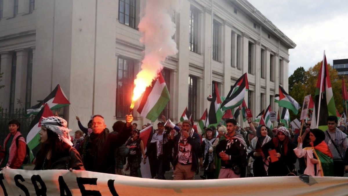 MaqsoodAsi's tweet image. #Marching towards #Ullevaal stadium

The cityscape in #Oslo is dominated by protesters against #Israel, which will face #Norway in #WorldCupQualifiers on Saturday evening.

#NORISR #NorwayIsreal 
TV2
📸Aurora Pevik Haugnaess