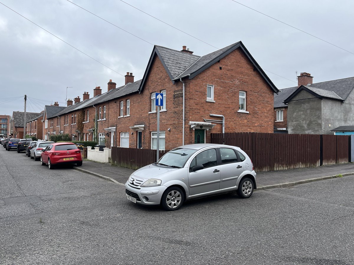 I thought there might have been somebody waiting in this car, but no, it’s actually been parked like this at a junction! 🤦🏻‍♂️ 

📍Whitehall Parade, Ormeau