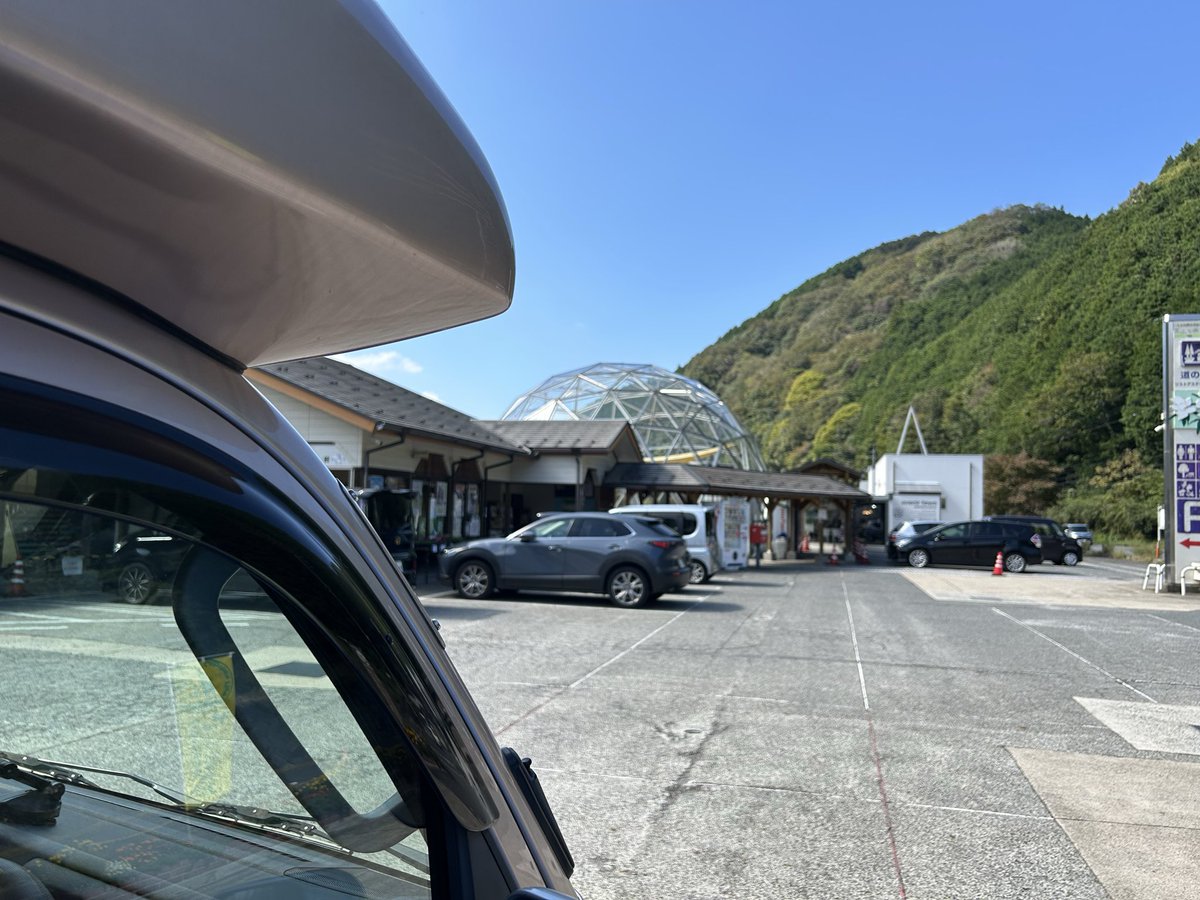 DeguCamper's tweet image. #道の駅リストアステーション
里山に囲まれた静かな道の駅です。こんにゃくが名産です。
ここのお勧めはレストラン。地元の比婆牛を使ったメニューが豊富で、味も絶品✨
道の駅の名前の由来は、「過疎化の進む町の再生を願い「リストア＝よみがえる」と名付けたそうです。
#広島県
#道の駅
#車中泊