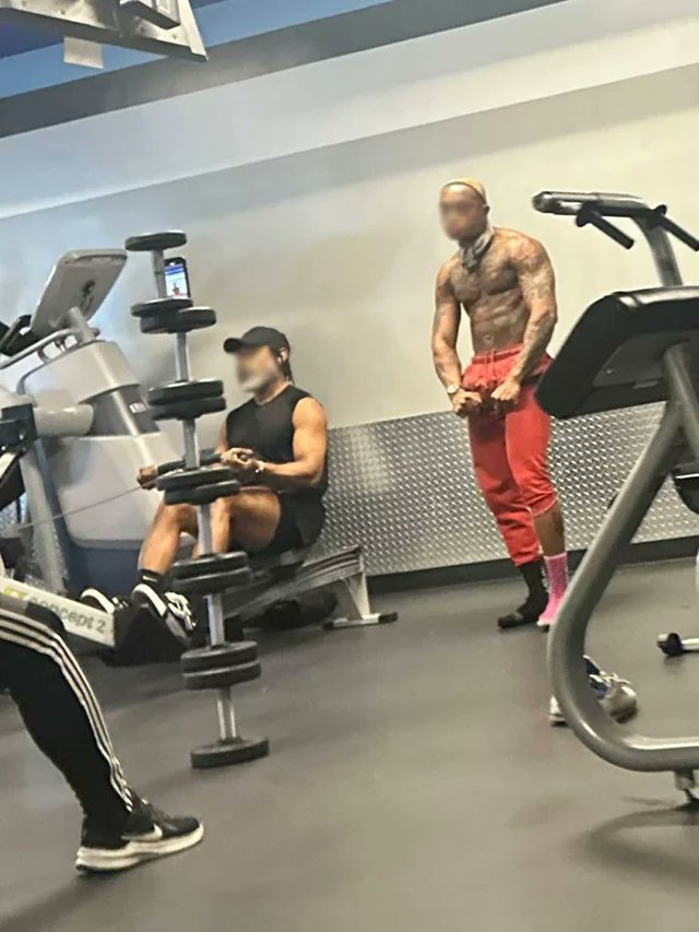 MensHumor's tweet image. Guy at my gym builds a dumbbell tower every day just to record himself flexing.

Don&apos;t be this guy.