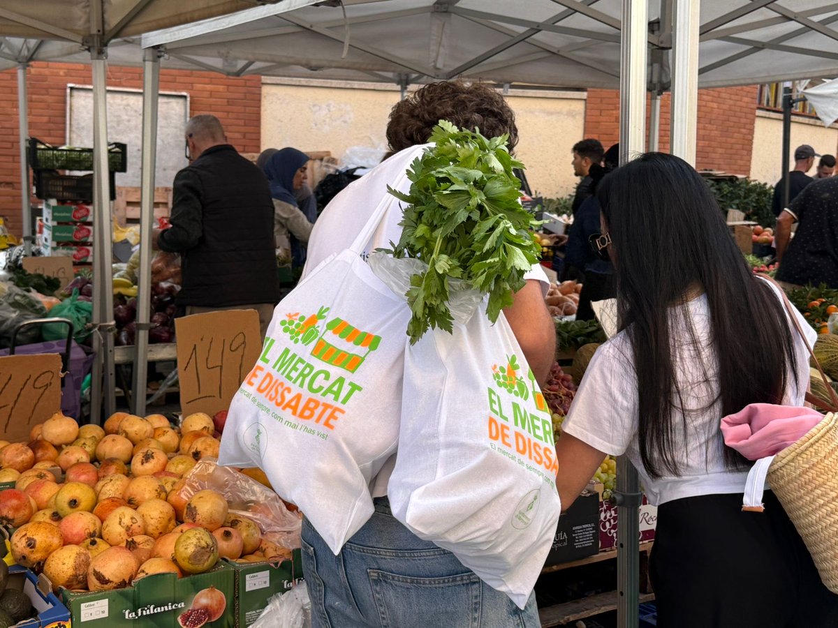AngerriConsult1's tweet photo. Els mercats de marxants són una gran experiència comercial: venedors i compradors a peu de carrer.

Més de 500 mercats que s’han renovat, per 15 anys, arreu de Catalunya. 

Ciutats amb més de 900 anys de mercat. 
Una diversitat per descobrir. 

#Proximitat
#Diversitat
#Seguretat https://t.co/9D8uwHNgFR