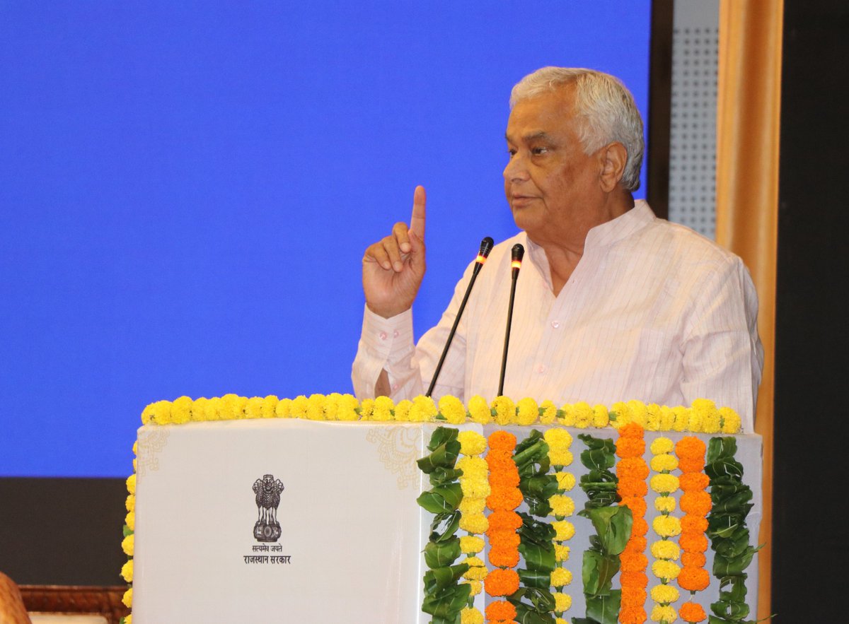 DrKirodilalBJP's tweet image. आदरणीय प्रधानमंत्री श्री @narendramodi जी द्वारा आज कृषि विकास एवं किसान कल्याण से संबंधित ₹42,000 करोड़ से अधिक की विविध योजनाओं एवं परियोजनाओं का शुभारंभ, शिलान्यास एवं लोकार्पण किया गया।

प्रदेश के माननीय मुख्यमंत्री श्री @BhajanlalBjp जी के साथ दुर्गापुरा, जयपुर में 1/4