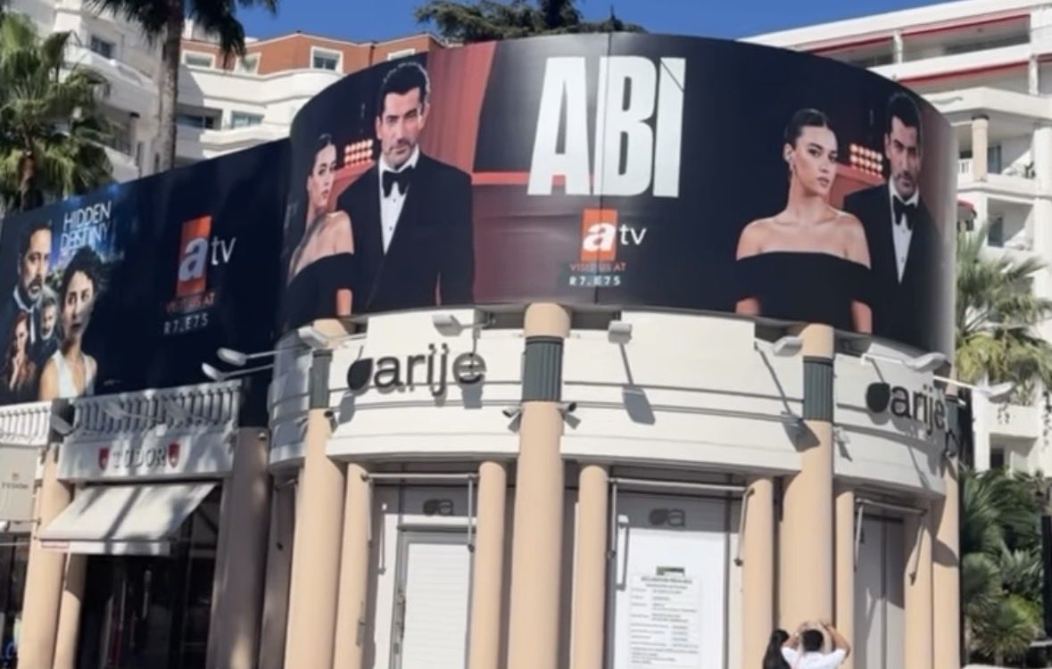 #AfraSaraçoğlu ile #Kenanİmirzalıoğlu’nun başrollerini paylaşacağı #Abi dizisinin görselleri ‘Mipcom’ fuarının gerçekleşeceği Cannes’da görücüye çıktı.
