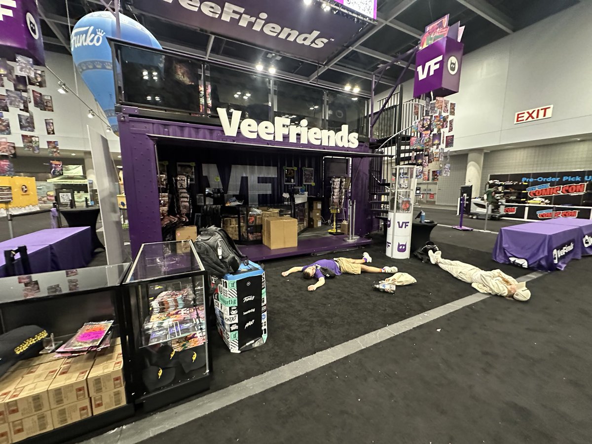 Happy Day 3 of <a href="/veefriends/">VeeFriends</a> NYCC! Just woke up here and received this picture from <a href="/breakwithjess/">Breakswithjess</a>…
