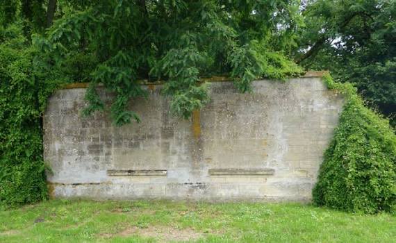 Relique sacrée : une des deux photographies connues de la ferme Rimbaud à Roche, où fut écrite la Saison en enfer (ferme dynamitée  en 1918 par les boches). 
Il n’en subsiste aujourd’hui que le mur sur la gauche de la carte.
Spoil : trésor revendu à chaudes larmes à Patti Smith