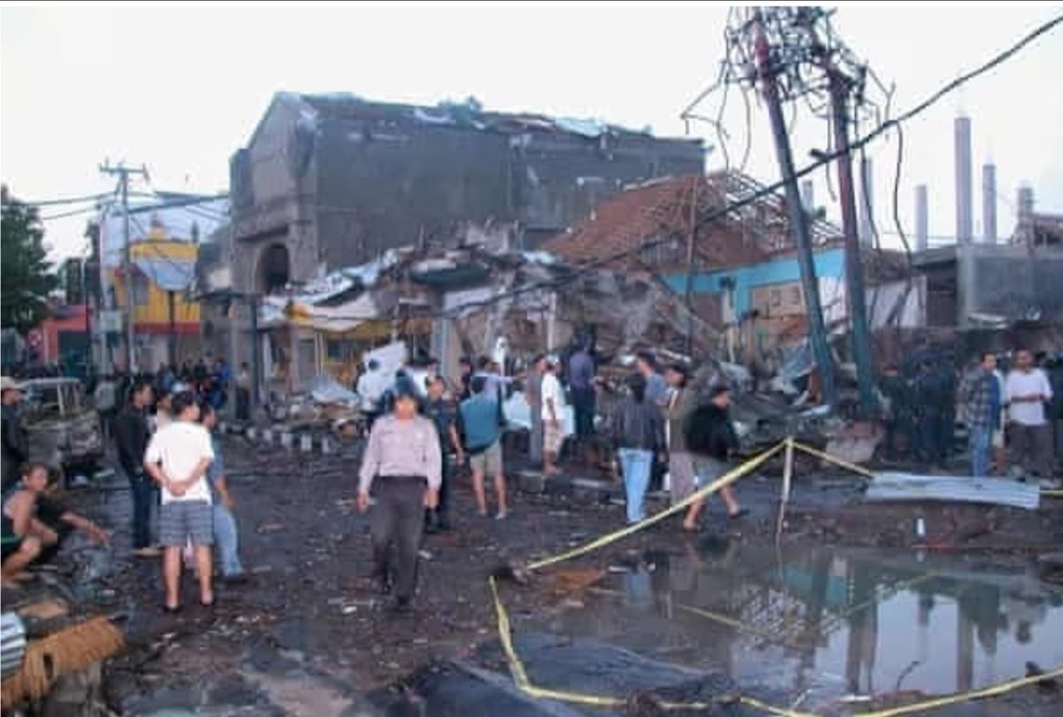 EssendonTragic's tweet photo. 23 years ago... yet it seems like yesterday. 202 people, 88 Australians &amp; 5 mates who never returned home. Our thoughts are with you always..We will never forget you, or the last time we saw you in Bali on October 12th 2002 #Bali #bombings #sariclub #Paddysbar #kuta #indonesia ❤️ https://t.co/FxehM81N1x