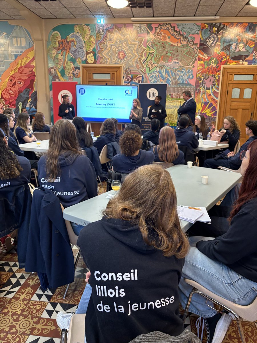 Lille_en_commun's tweet photo. “Indignez-vous, bousculez-nous, engagez-vous !” invitent @BeverleyJlt &amp; @duhemsebastien lors de cette journée d’intégration du CLJ.
Bienvenue aux nouveaux conseillères &amp; conseillers jeunes : nous avons hâte de découvrir vos idées &amp; vos projets pour #Lille.
#ParticipationCitoyenne https://t.co/Bc6yOc9bws