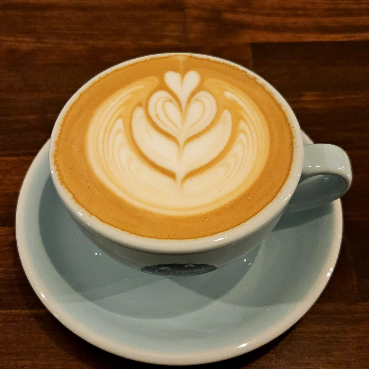 hidechan_love69's tweet image. 気になっていた近所のこじんまりとしたカフェBARでカフェラテとチーズケーキ☕️🍰
味は美味しかったしラテアートも素敵だけど、無駄話が多いし初めて来たのに不親切。もう行かない( =＾ω＾)
喋っててお冷やも出してくれないし常連や知り合いと外人さんにしか親切にしない店🐤
#キリトリセカイ #カフェ