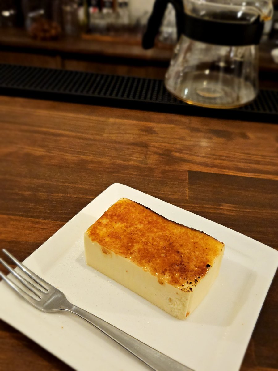 hidechan_love69's tweet image. 気になっていた近所のこじんまりとしたカフェBARでカフェラテとチーズケーキ☕️🍰
味は美味しかったしラテアートも素敵だけど、無駄話が多いし初めて来たのに不親切。もう行かない( =＾ω＾)
喋っててお冷やも出してくれないし常連や知り合いと外人さんにしか親切にしない店🐤
#キリトリセカイ #カフェ