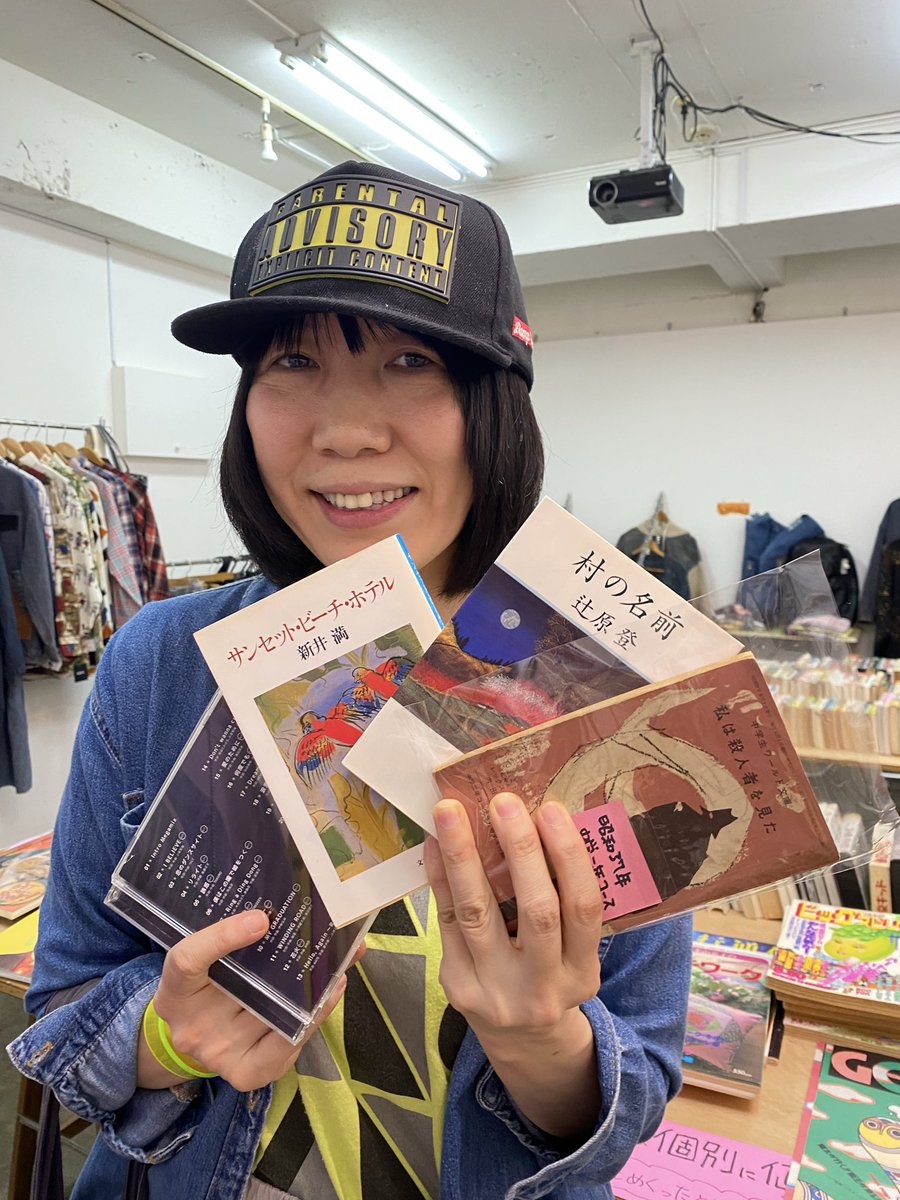 AouKozue's tweet image. #おもしろ古本市　みなさんのお買い物。本の内容に絡むネタなどおしゃべりするのが楽しいのですよ〜📚📚📚
