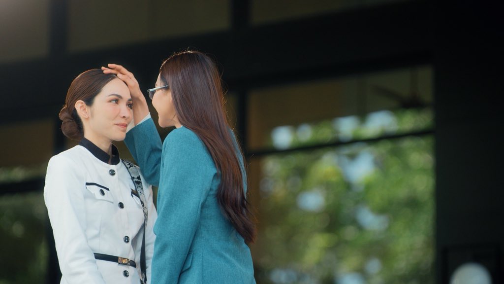 gayvergrons's tweet image. oh my sweeties apolada🥹🥹 they both look absolutely in love! i can&apos;t wait to for their story to come alive and see it with my own eyes!