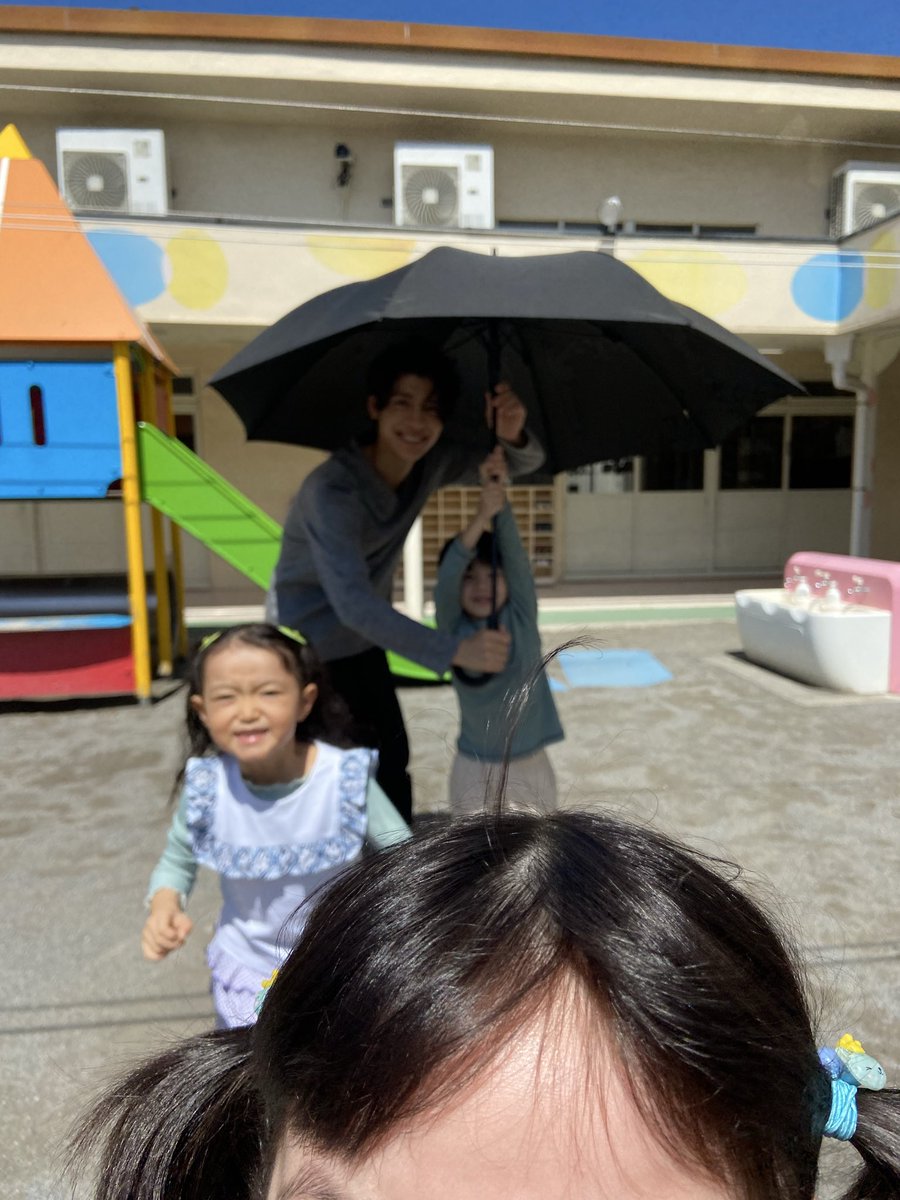 oshidoraEX's tweet photo. 《第2話・今夜11時放送》

🥕─────── 𝕆𝕗𝕗 𝕤𝕙𝕠𝕥─────── 🫑

 仲良く写真撮影していたら...
 子ども達に振り回される千石パパ🥹
 みんなで楽しく撮影頑張っています！！🎬

🍅 ───────────────── 🍆

第1話は無料配信中👀✨
https://t.co/PXnngC6Q8Z

#松島聡 #白洲迅 #棚橋乃望 #櫻 
#猪俣周杜 #伊礼姫奈 #山下リオ #蓮佛美沙子
#timelesz #レシピ #ののさく #パパご飯 #オシドラサタデー