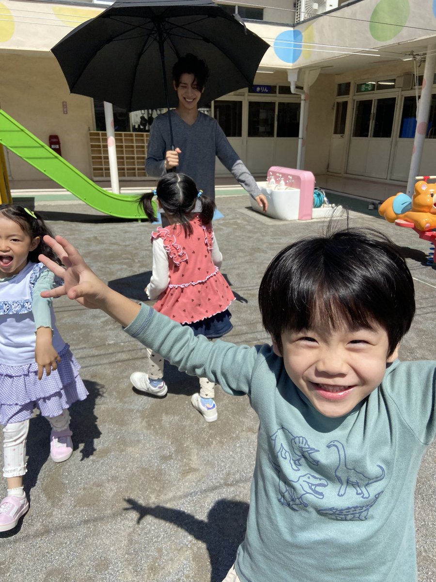 oshidoraEX's tweet photo. 《第2話・今夜11時放送》

🥕─────── 𝕆𝕗𝕗 𝕤𝕙𝕠𝕥─────── 🫑

 仲良く写真撮影していたら...
 子ども達に振り回される千石パパ🥹
 みんなで楽しく撮影頑張っています！！🎬

🍅 ───────────────── 🍆

第1話は無料配信中👀✨
https://t.co/PXnngC6Q8Z

#松島聡 #白洲迅 #棚橋乃望 #櫻 
#猪俣周杜 #伊礼姫奈 #山下リオ #蓮佛美沙子
#timelesz #レシピ #ののさく #パパご飯 #オシドラサタデー