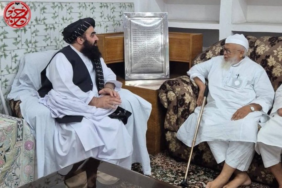 VoxShadabKhan's tweet image. हम एक उम्मत हैं!
सरहदें अलग हो सकती हैं, लेकिन दिल एक हैं,
जहाँ भी मुसलमान है, वहीं हमारा अपना है।