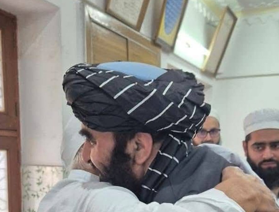 VoxShadabKhan's tweet image. हम एक उम्मत हैं!
सरहदें अलग हो सकती हैं, लेकिन दिल एक हैं,
जहाँ भी मुसलमान है, वहीं हमारा अपना है।
