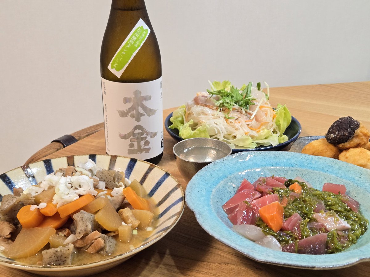 gori72266290994's tweet image. 今夜はもつ煮込みやバクダンもどきなどをツマミに乾杯です🍶
地酒屋宮島さんの抽選販売で当選したこちらのお酒、甘旨でサイコーです😍
#本金　#信州醸熱タンク2025　#日本酒好きと繋がりたい