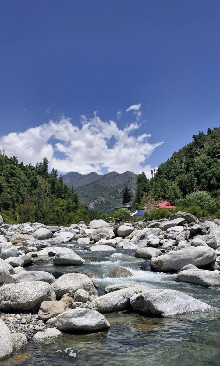 ShiivanshJamwal's tweet image. हिमाचल प्रदेश, हिमालय की गोद में बसा भारत का एक अत्यंत सुंदर राज्य है, जो प्रकृति प्रेमियों, रोमांच के चाहने वालों और आध्यात्मिक यात्रियों के लिए किसी स्वर्ग से कम नहीं है। बर्फ से ढकी चोटियाँ, हरे-भरे घाटियाँ और #HimachalPradesh #Devbhumi