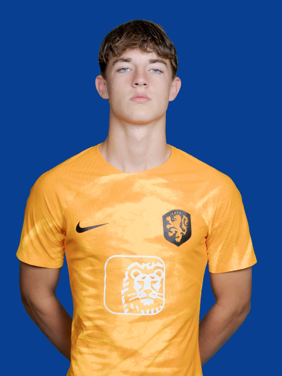 Rxfcishere's tweet image. رود نيستاد (Ruud Nijstad)
(مواليد 2008 – 17 سنة)
مدافع أيسر 
هادئ جدًا بالكرة، ذكي تكتيكيًا، وممتاز في بناء اللعب من الخلف سواء بالتمرير أو بالتقدم بالكرة والدخول بين خطوط الوسط.
قراءته للعب عالية، يعرف يسبق الخصم بخطوة ويقطع الكرات في التوقيت الصح 💎