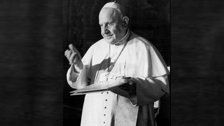 “Mas parece-nos que devemos discordar desses profetas da desventura, que anunciam acontecimentos infaustos, como se estivesse eminente o fim do mundo. No presente momento histórico, a Providência está a levar-nos a uma nova ordem de relações.”  

São João XXIII
