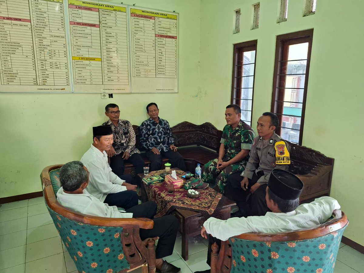 KoramilButuh's tweet photo. Serka Joko bersama Babinkamtibmas memantau wilayah. https://t.co/XSf5uoBT3Y