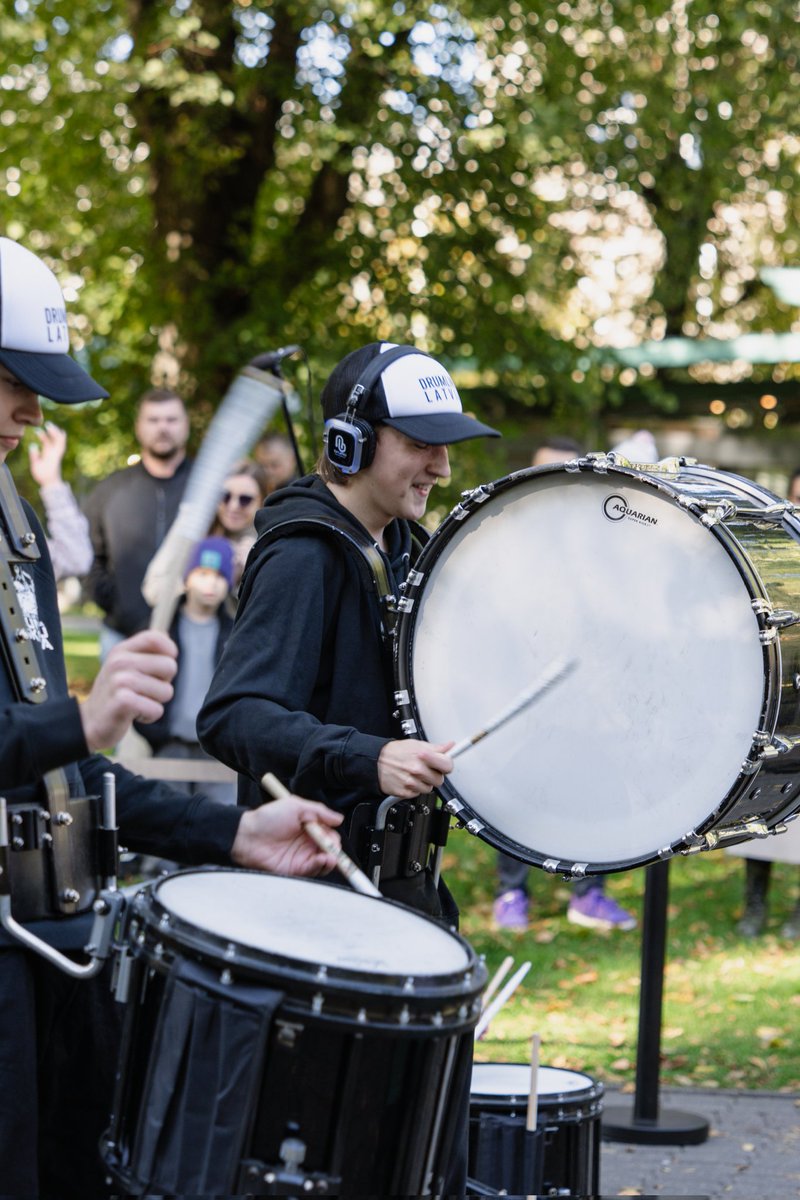 baltics2025expo's tweet image. ひとつのリズムで － ラトビアのリガから大阪へ。🥁
Drumline Latviaのパワフルなビートが、最後のライブビデオポータルイベントで二つの街をひとつに結び、創造性とエネルギー、そしてはるか日本まで響いたラトビアのスピリットを祝福しました。💚🌍 #baltics2025expo #weareone #EXPO2025