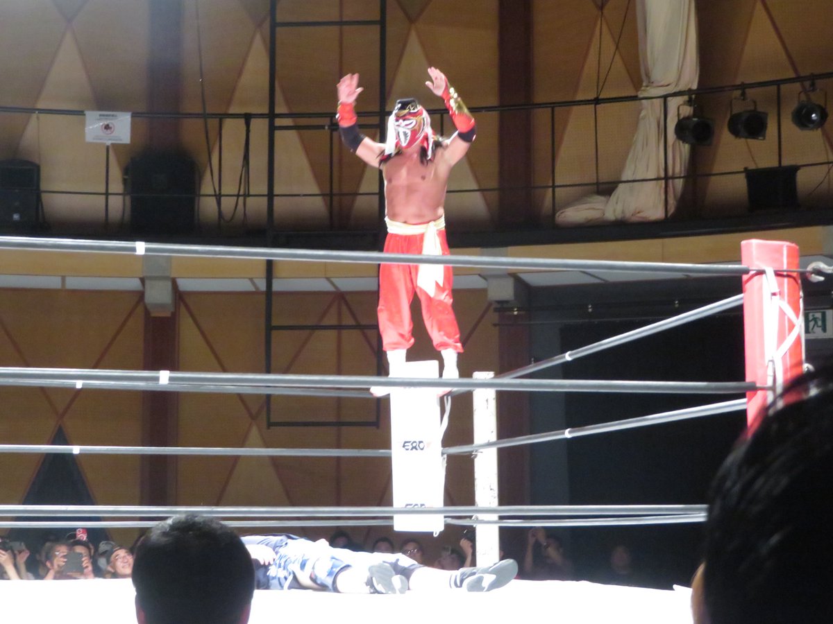 Cg4ueBgYOsI1T53's tweet image. ハヤブサ選手、息子達にみせられてよかった！！確かにハヤブサ選手がこのリングにいました、試合後バク宙後、ロープ使ってリングから降りる、あの姿…
試合終わってから退場時はハヤブサ選手の今日が流れてました。みにいけて良かったです。

#ハヤブサ
#pwzero1
#天下一ジュニア2025