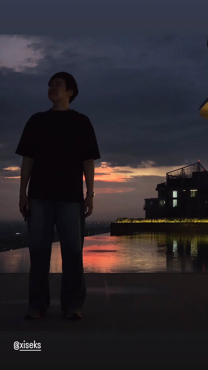 PhuwinOfficial's tweet image. ➖ 📹 IGS @phuwintang REPOST:
📷 🌆
11OCT Outshine PHUWIN
#phuwintang
#MeAndTheeSeriesQ29
