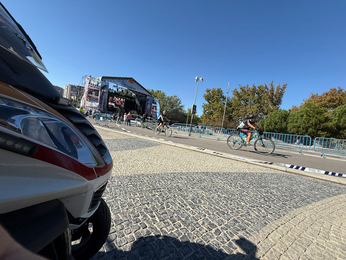 Hoy estamos pendientes de los conciertos en diferentes puntos del centro de #Madrid por motivo de la #Hispanidad2025. Dos dotaciones están en el dispositivo de <a href="/SAMUR_PC/">SAMUR-Protección Civil</a> #MisiónHalcón