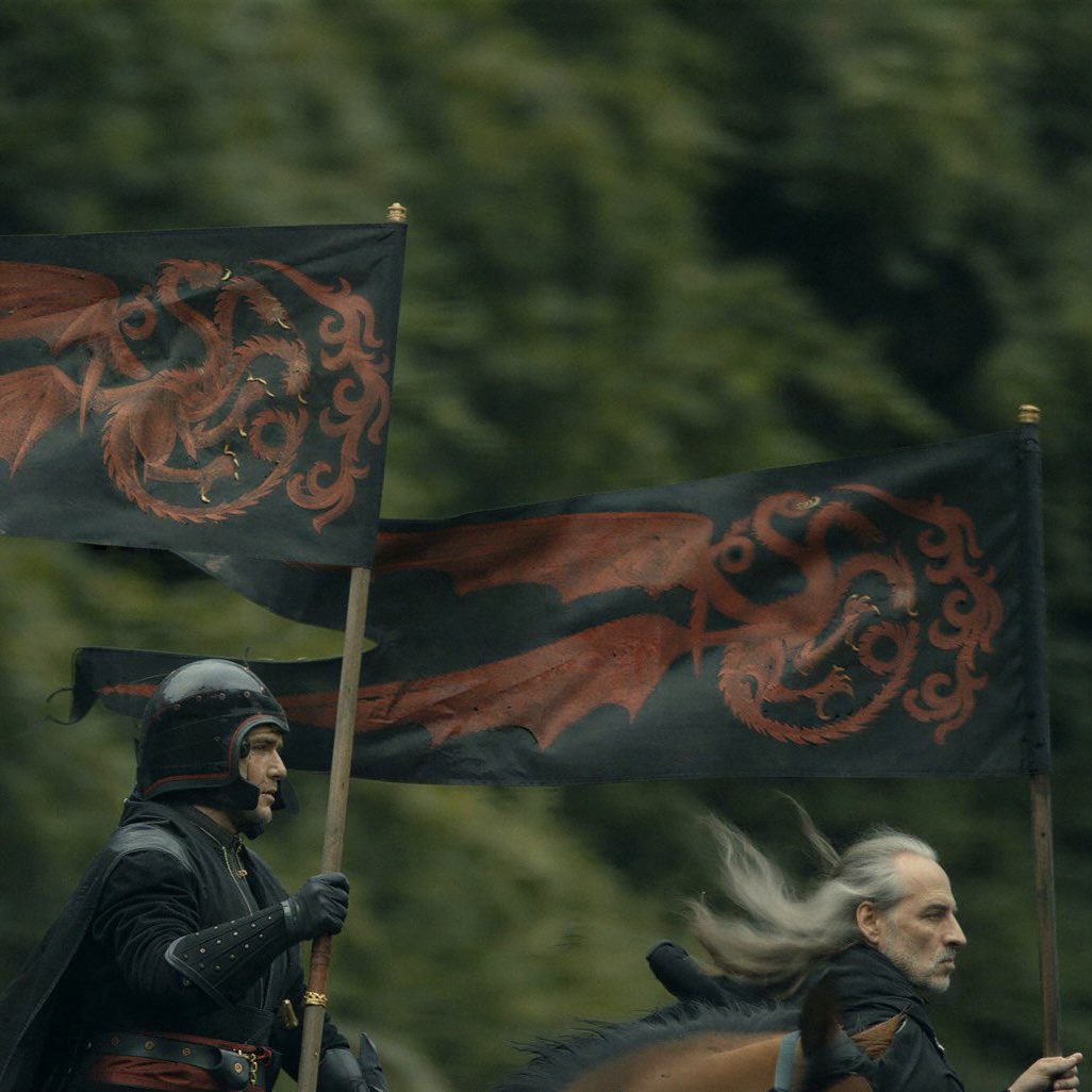 eiirust's tweet image. - الرَّايات... بينما أدارَ دنك رأسه رفعَت هبَّة ريحٍ الرَّاية المثلَّثيَّة المفصَّلة من الحرير الأسود على قمَّة السَّاري الطَّويل، وبدا كأن تنّيِن عائلة تارجاريَن الشَّرس برؤوسه الثَّلاثة يبسط جناحيْه نافثًا نارًا قرمزيَّةً.
#AKnightoftheSevenKingdoms