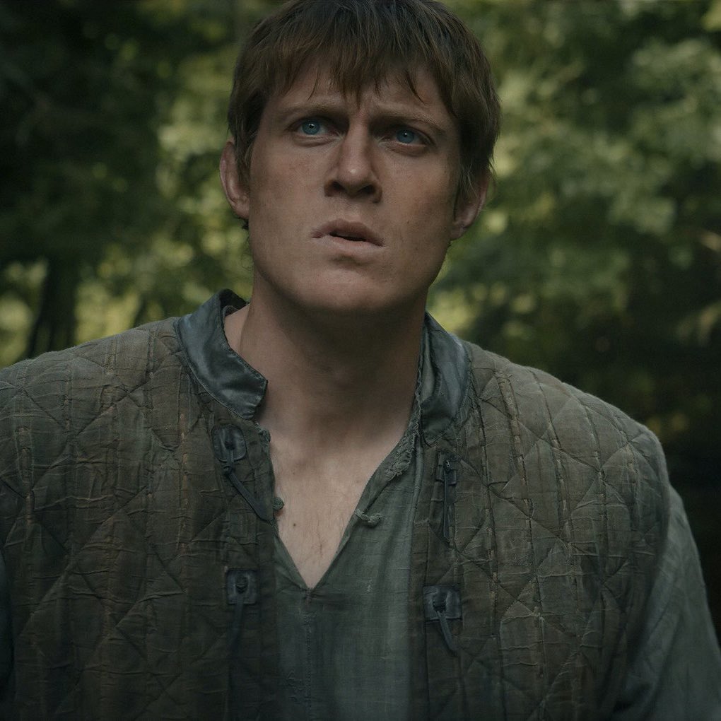 eiirust's tweet image. - الرَّايات... بينما أدارَ دنك رأسه رفعَت هبَّة ريحٍ الرَّاية المثلَّثيَّة المفصَّلة من الحرير الأسود على قمَّة السَّاري الطَّويل، وبدا كأن تنّيِن عائلة تارجاريَن الشَّرس برؤوسه الثَّلاثة يبسط جناحيْه نافثًا نارًا قرمزيَّةً.
#AKnightoftheSevenKingdoms