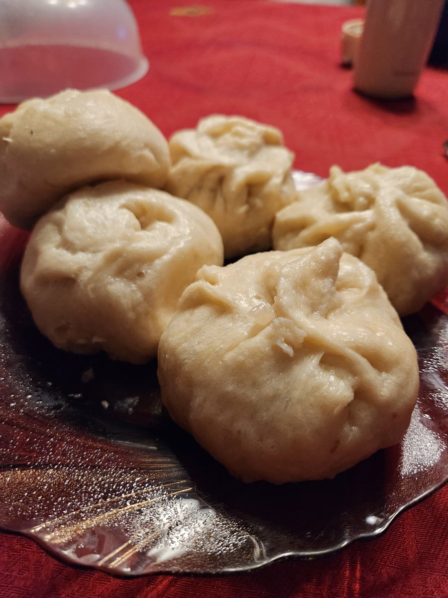 Мантуун бууз хийв. Мантуун бууз бол яг "ажлын өдөр" шиг санагдав  — гаднаасаа том бас их, дотроо халуун бас амтлаг, дууссаны дараа л тайвширам бас таатай 😅