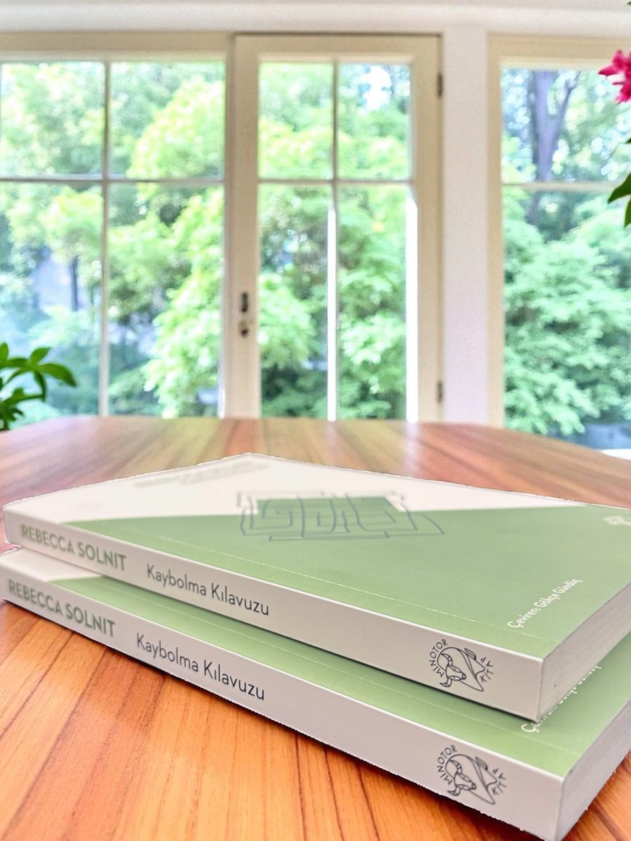 MinotorKitap's tweet photo. #KaybolmaKılavuzu 📚
Bir dizi otobiyografik deneme yazısı olarak kaleme alınan Kaybolma Kılavuzu, Rebecca Solnit’in hayatındaki sembolik anlar ve ilişkilerden yola çıkarak belirsizlik, güven, kayıp, hafıza ve mekân gibi meselelerin üzerine eğiliyor.
#MinotorKitap #RebeccaSolnit https://t.co/YRKrp8Oufa