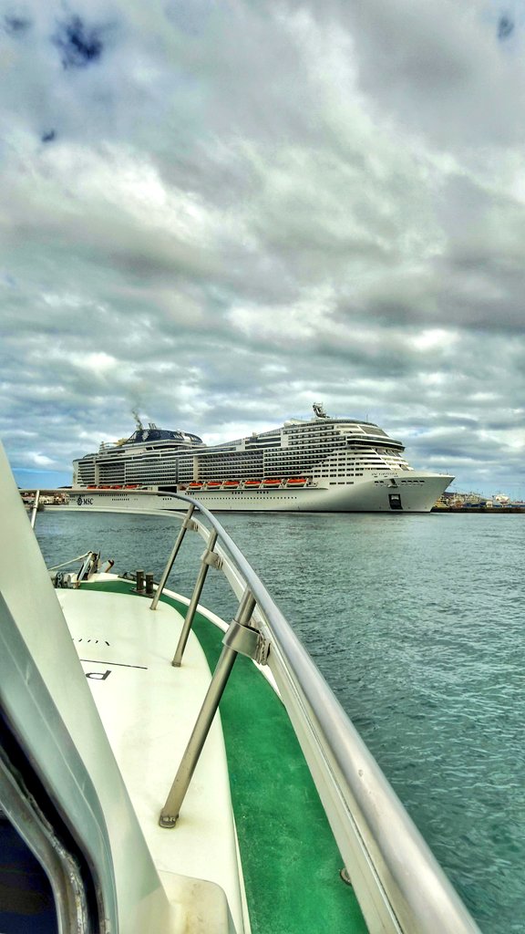 PoliciaAPLP's tweet image. 🛥 Compañeros del #ServicioMarítimo de @PoliciaAPLP, nos mandan estas 📸 de la vigilancia de las aguas del #PuertodeLasPalmas con el ❞𝐌𝐒𝐂 𝐕𝐢𝐫𝐭𝐮𝐨𝐬𝐚 ❞ en nuestra terminal 👮🏻‍♂️👮🏻‍♀️

#PolicíaPortuaria 💙
#SeguridadMarítimaPortuaria