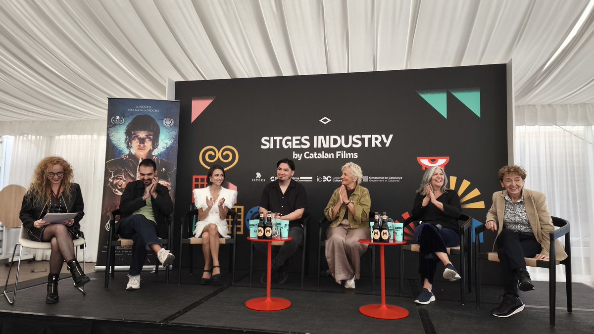 🎙️ El equipo de #Gaua presenta la película ante la prensa en #Sitges2025.

🎬 Con el director Paul Urkijo junto a las actrices Yune Nogueiras, Ane Gabarain, Elena Irureta e Iñake Irastorza y el productor Ander Sagardoy.

🎟️ 14 de noviembre estreno solo en cines