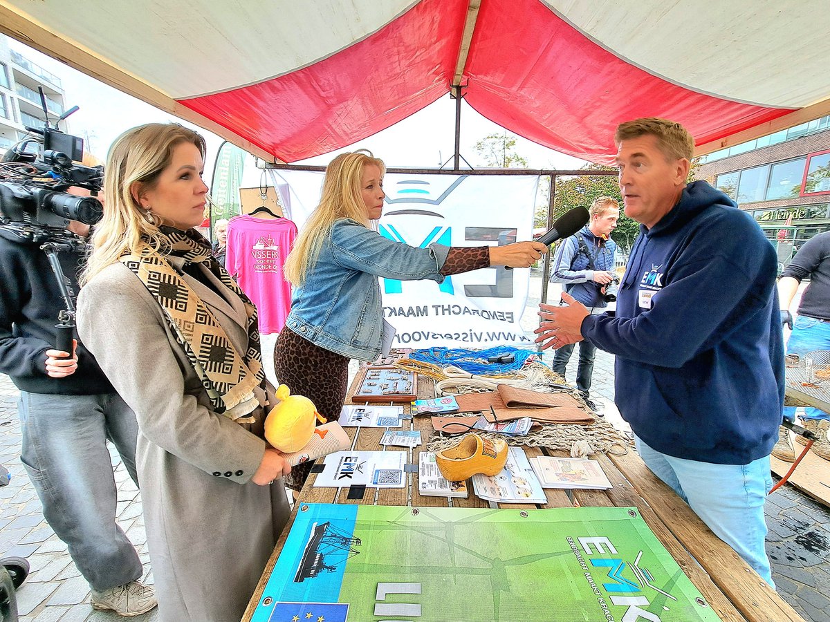 Voorzitter van EMK-vissers Jan de Boer in gesprek met minister Femke Wiersma en columniste en presentatrice Marianne Zwagerman op de 'Ontmoet de boer-dag' op het Eemplein in Amersfoort. 

We zijn er tot laat deze zaterdagmiddag. Onze vissers serveren bakjes kibbeling voor 1 euro.