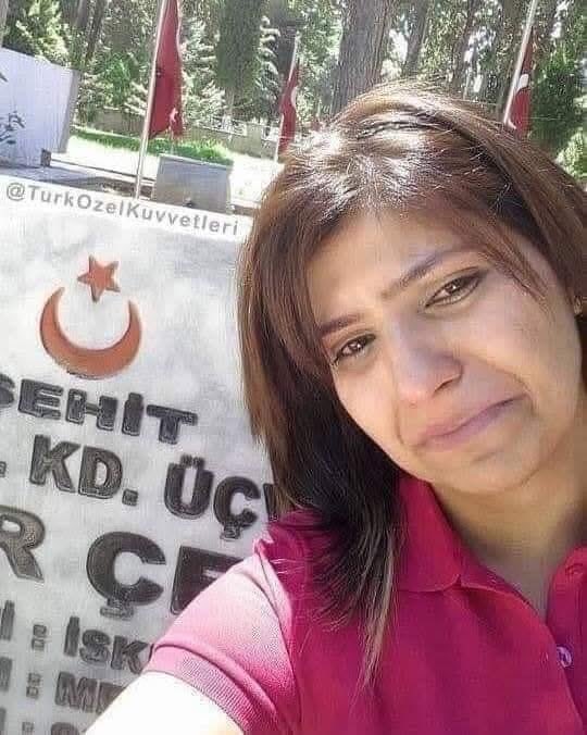 Eşimle özçekim !.. Saçlarımı düz severdi. Süslenip gittim yanına . O beni gördü, duydu. Ben ancak mezar taşına sarılabiliyorum. Bir evladı yok ki “Babam!...” desin. Gün gelecek sahipsiz kalacak mezarı. Tıpkı diğer şehitler gibi.

“Şehitler ölmez” diyorlar, doğru. Şehitler ölmez.