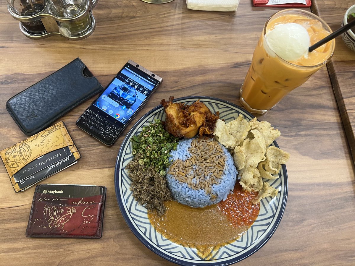 AzmilKamil's tweet photo. Mace Mache #NasiKerabu #DineInJournal https://t.co/HgbVv87Ifk