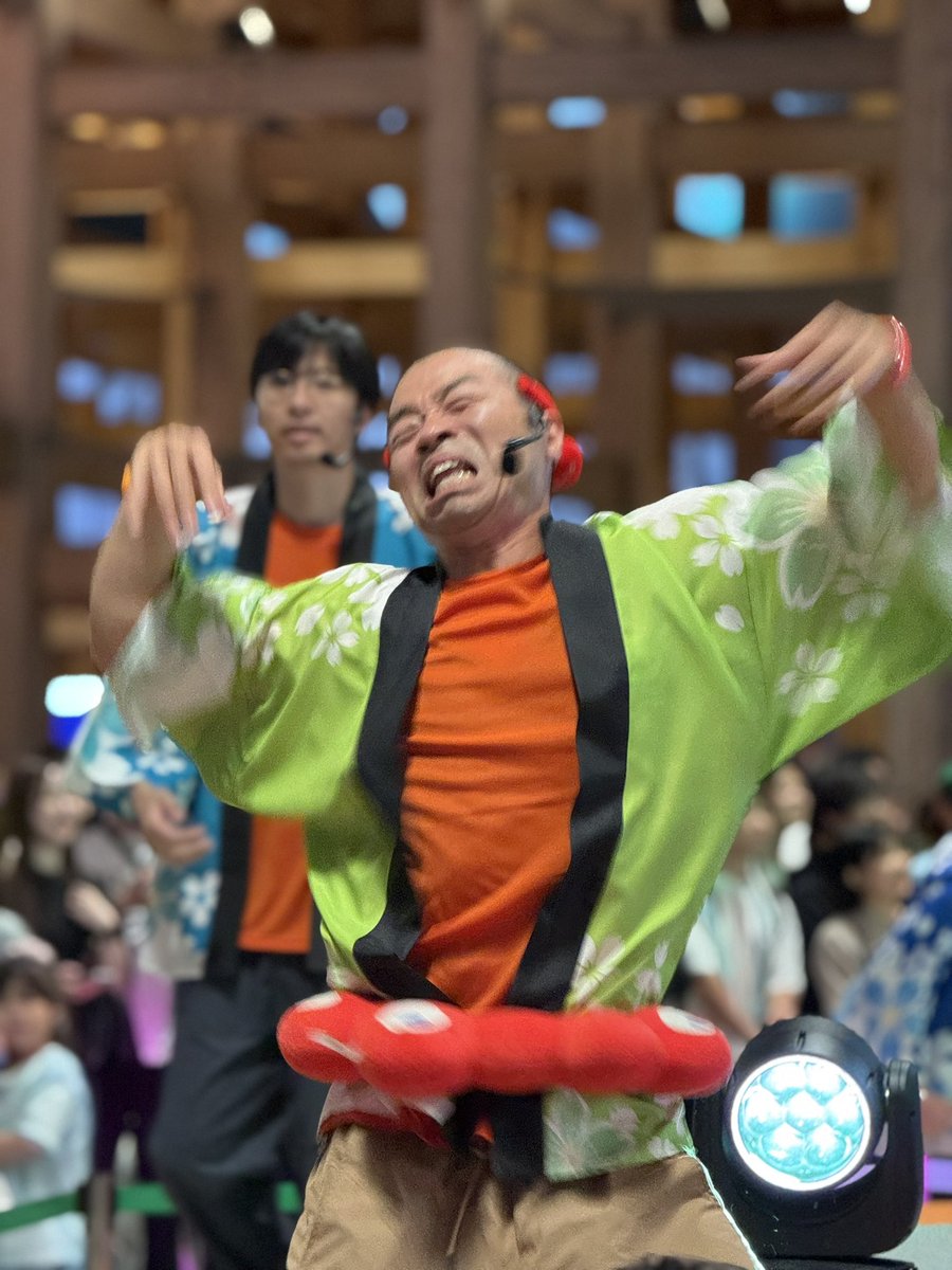 oxy_00's tweet image. 荒ぶる山名さんと後ろの永見さん　 #カラオケ盆踊り