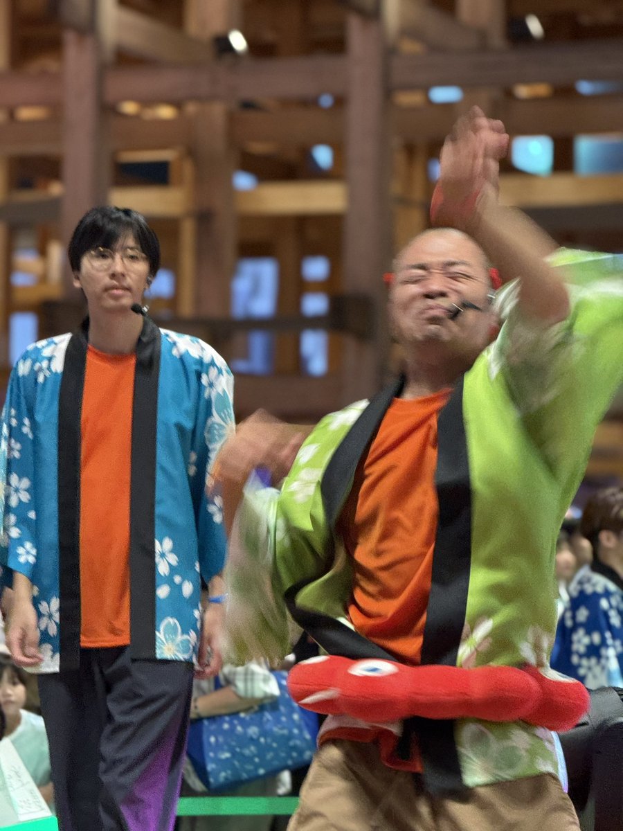 oxy_00's tweet image. 荒ぶる山名さんと後ろの永見さん　 #カラオケ盆踊り