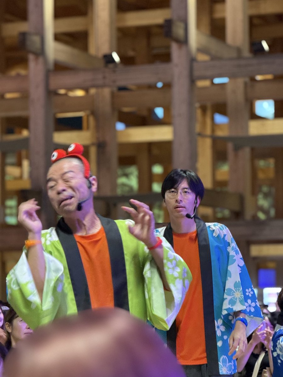 oxy_00's tweet image. 荒ぶる山名さんと後ろの永見さん　 #カラオケ盆踊り