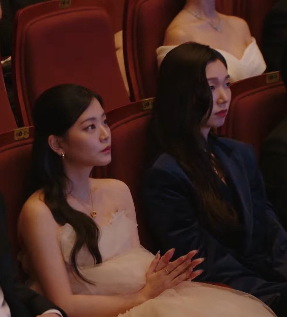 Woo seulgi and Yoon sol together, two world collide, where is your Jaeyi and Jiwan, gave us a beautiful Highschool and college wlw story